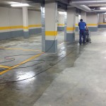 Fregado pavimento mediante máquina rotativa en Garage Backup Ibercaja
